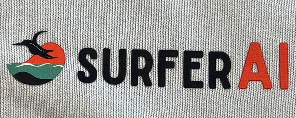 SurferAI-Markenprint auf Stoff — Logo und Schriftzug