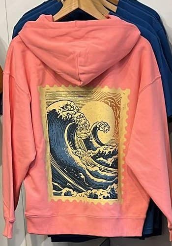 Hoodie „Die Welle“ in Koralle